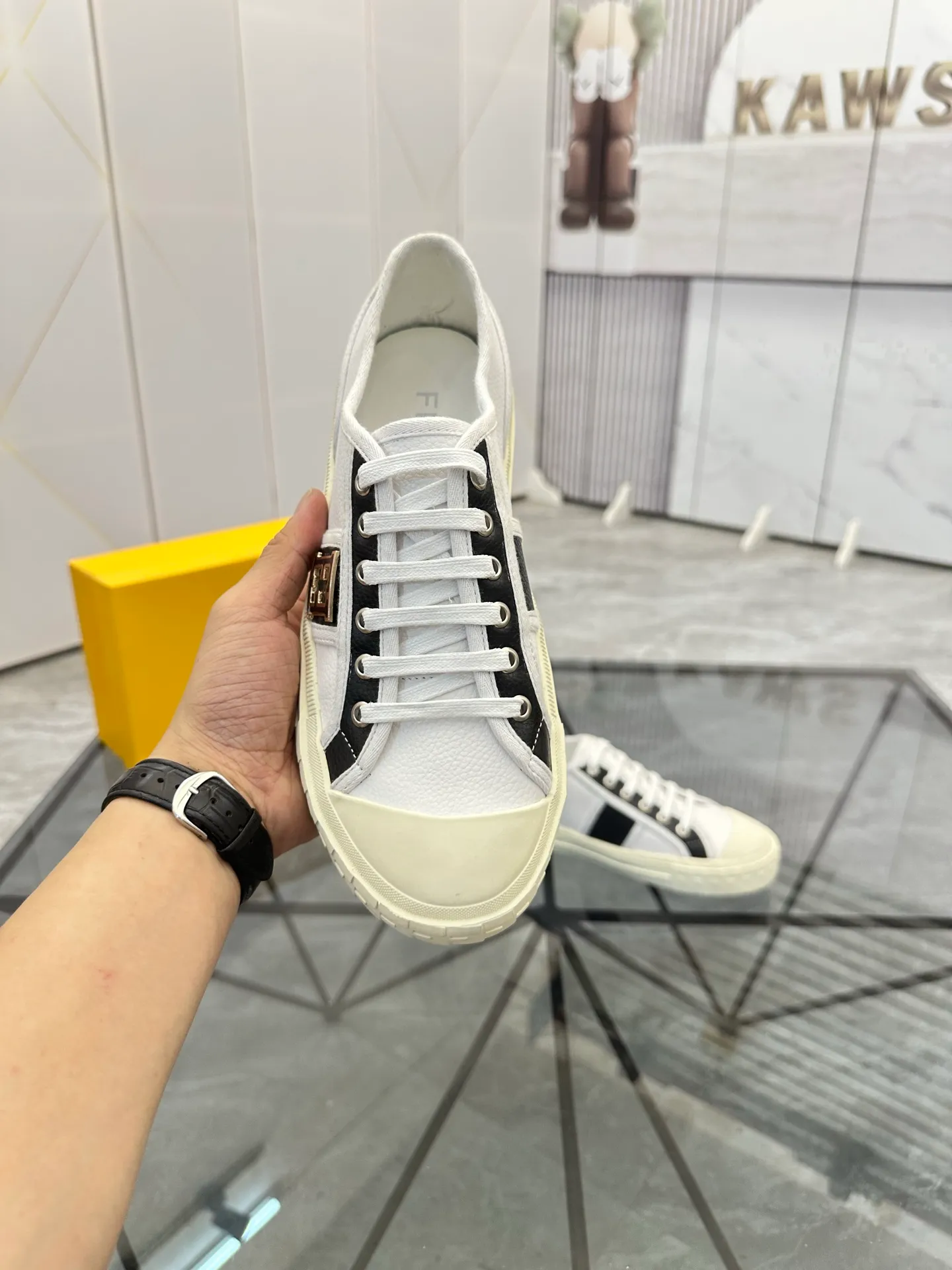 Selling men's shoes 💰: 💰P440¥ Product trademark: Fendi* "Fendi*" low-top casual shoes Regular size: 38-44 (can be customized to 45) Product materials: imported cowhide upper, sheepskin lining, original outsole. No.:6735